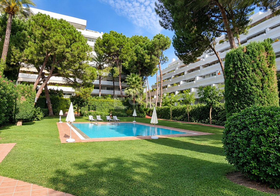 Wspaniały apartament z 3 sypialniami z niepokonanym widokiem na morze w Don Gonzalo, Marbella.