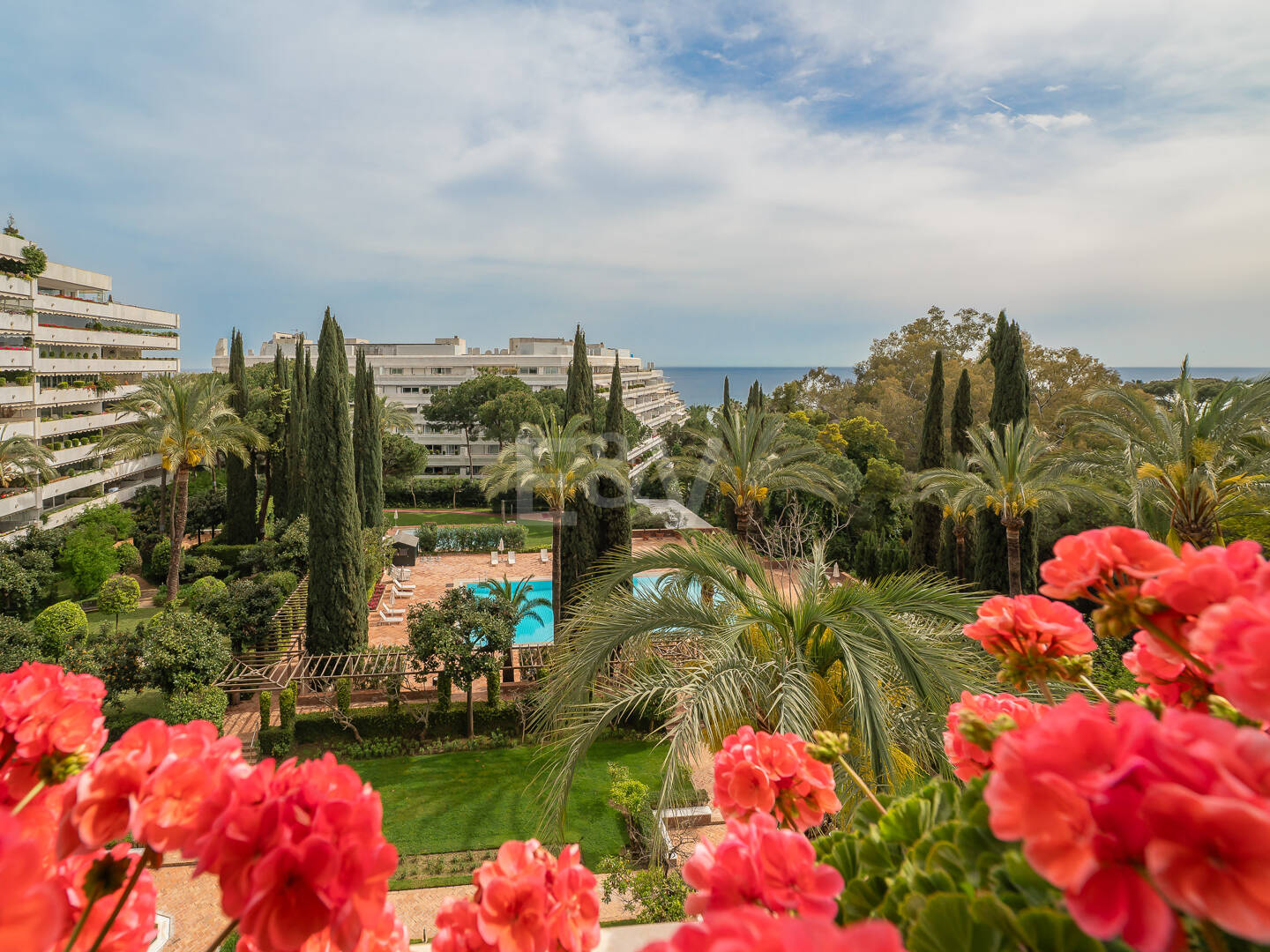 Magnificent 3-bedroom apartment with unbeatable sea views on the beachside of the Golden Mile, Marbella, available for mid-long-term rent till end June 26