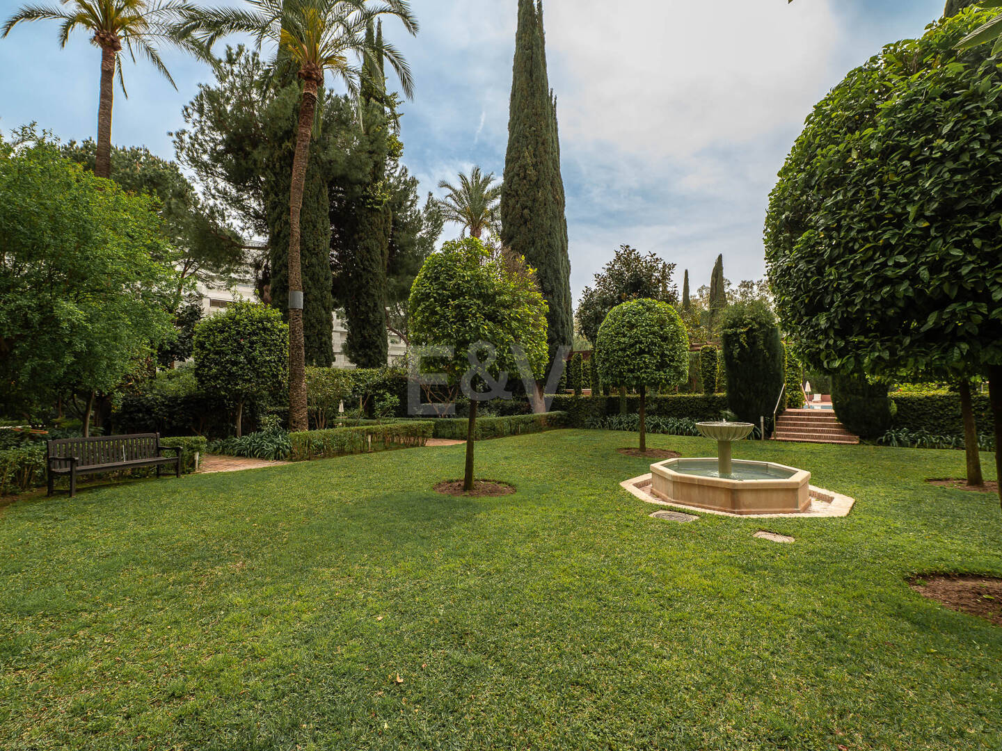 Magnificent 3-bedroom apartment with unbeatable sea views on the beachside of the Golden Mile, Marbella, available for mid-long-term rent till end June 26