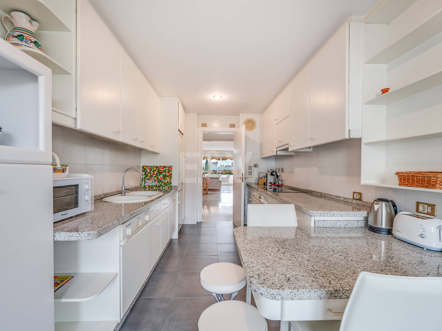 Magnificent 3-bedroom apartment with unbeatable sea views on the beachside of the Golden Mile, Marbella, available for mid-long-term rent till end June 26