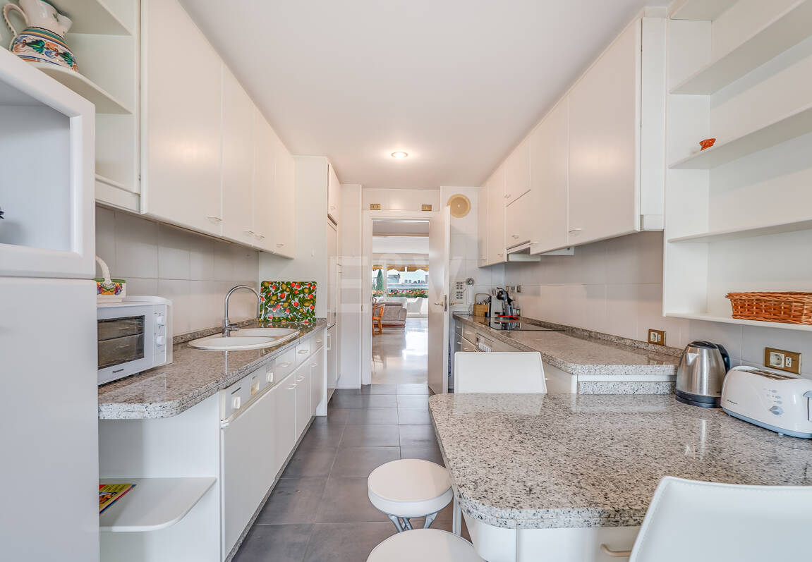 Magnifik 3 sovrum med oslagbar havsutsikt i Don Gonzalo, Marbella.