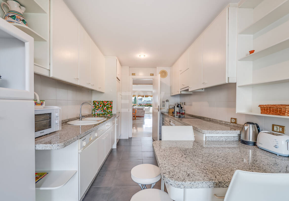 Wspaniały apartament z 3 sypialniami z niepokonanym widokiem na morze w Don Gonzalo, Marbella.