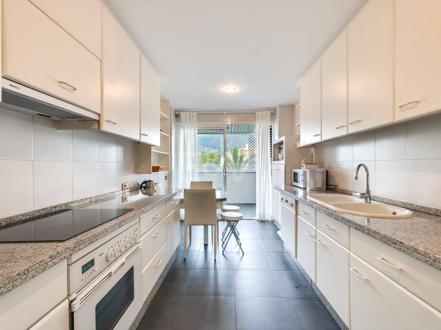 Magnificent 3-bedroom apartment with unbeatable sea views on the beachside of the Golden Mile, Marbella, available for mid-long-term rent till end June 26