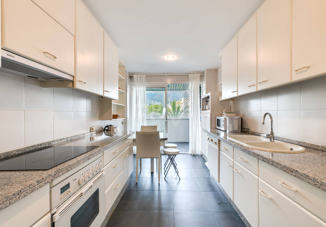 Wspaniały apartament z 3 sypialniami z niepokonanym widokiem na morze w Don Gonzalo, Marbella.