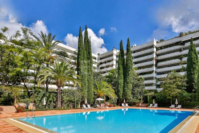 Wspaniały apartament z 3 sypialniami z niepokonanym widokiem na morze w Don Gonzalo, Marbella.