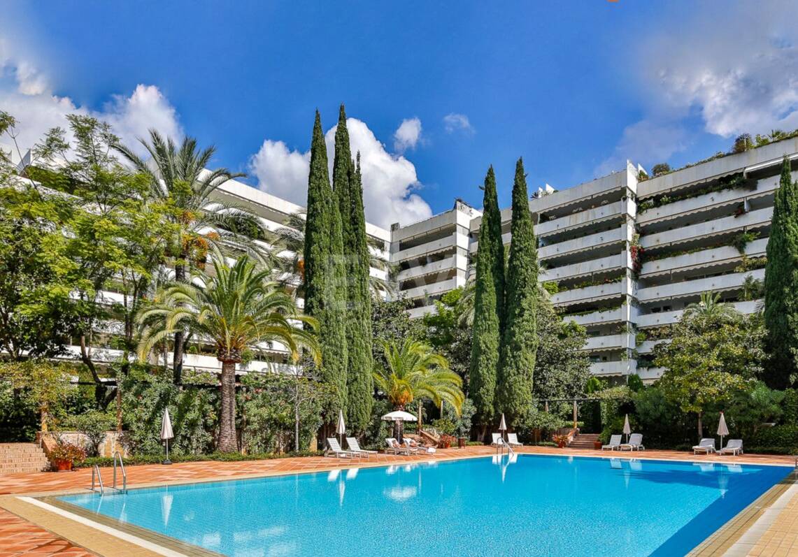 Wspaniały apartament z 3 sypialniami z niepokonanym widokiem na morze w Don Gonzalo, Marbella.