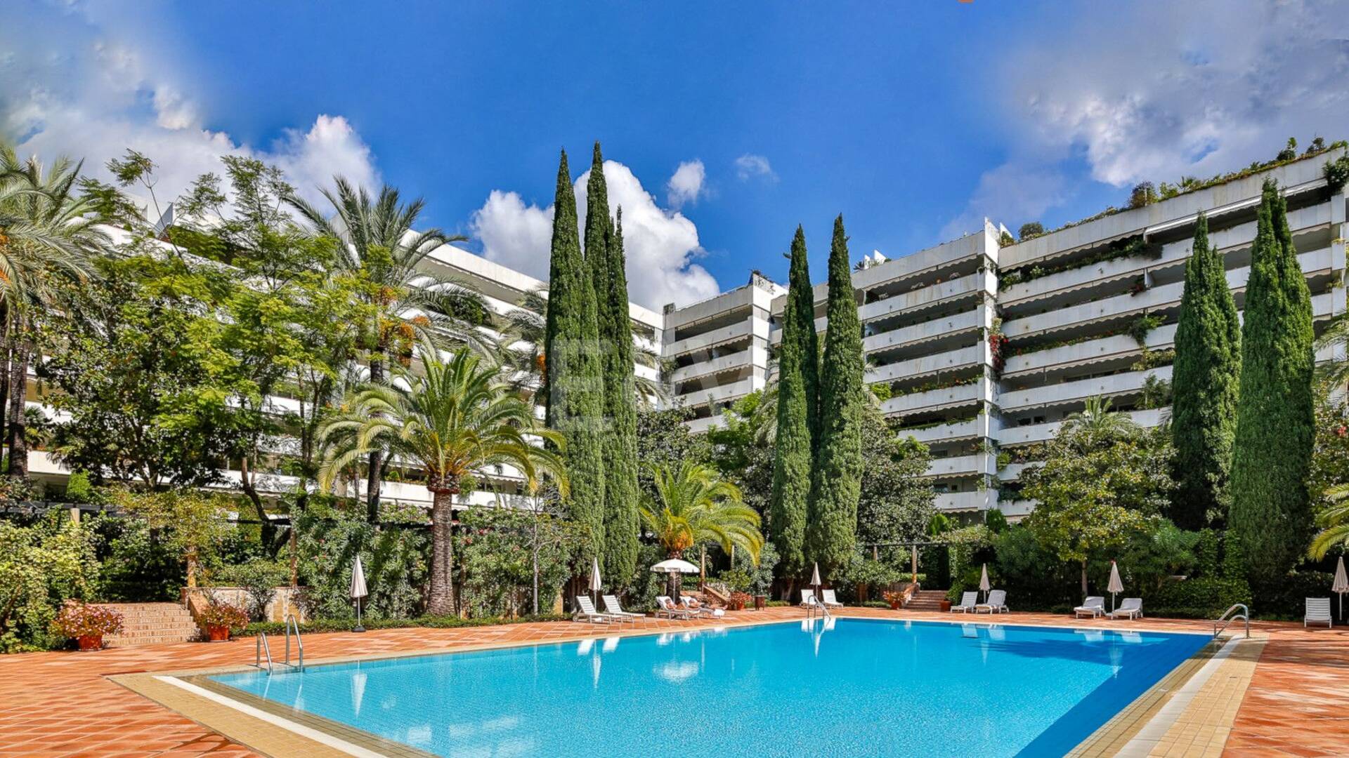 Wspaniały apartament z 3 sypialniami z niepokonanym widokiem na morze w Don Gonzalo, Marbella.