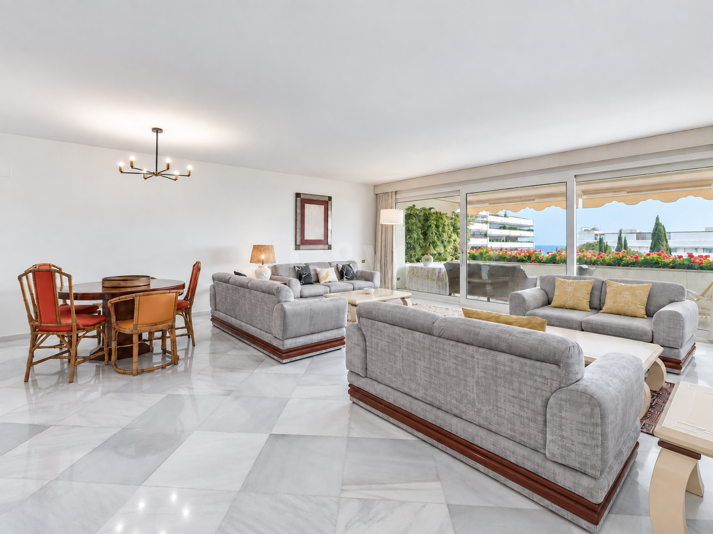 Wspaniały apartament z 3 sypialniami z niepokonanym widokiem na morze w Don Gonzalo, Marbella.