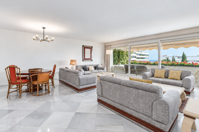 Wspaniały apartament z 3 sypialniami z niepokonanym widokiem na morze w Don Gonzalo, Marbella.