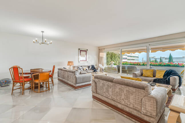 Magnifik 3 sovrum med oslagbar havsutsikt i Don Gonzalo, Marbella.