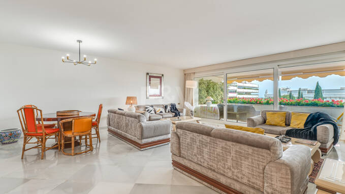 Magnifique appartement de 3 chambres avec vue imprenable sur la mer à Don Gonzalo, Marbella.