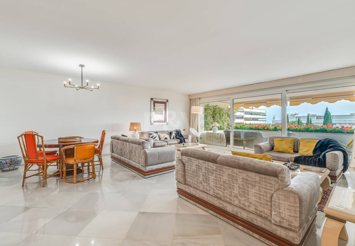 Magnifik 3 sovrum med oslagbar havsutsikt i Don Gonzalo, Marbella.