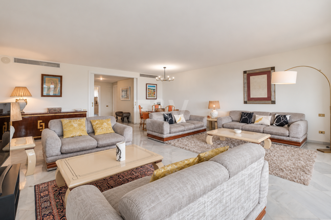 Wspaniały apartament z 3 sypialniami z niepokonanym widokiem na morze w Don Gonzalo, Marbella.