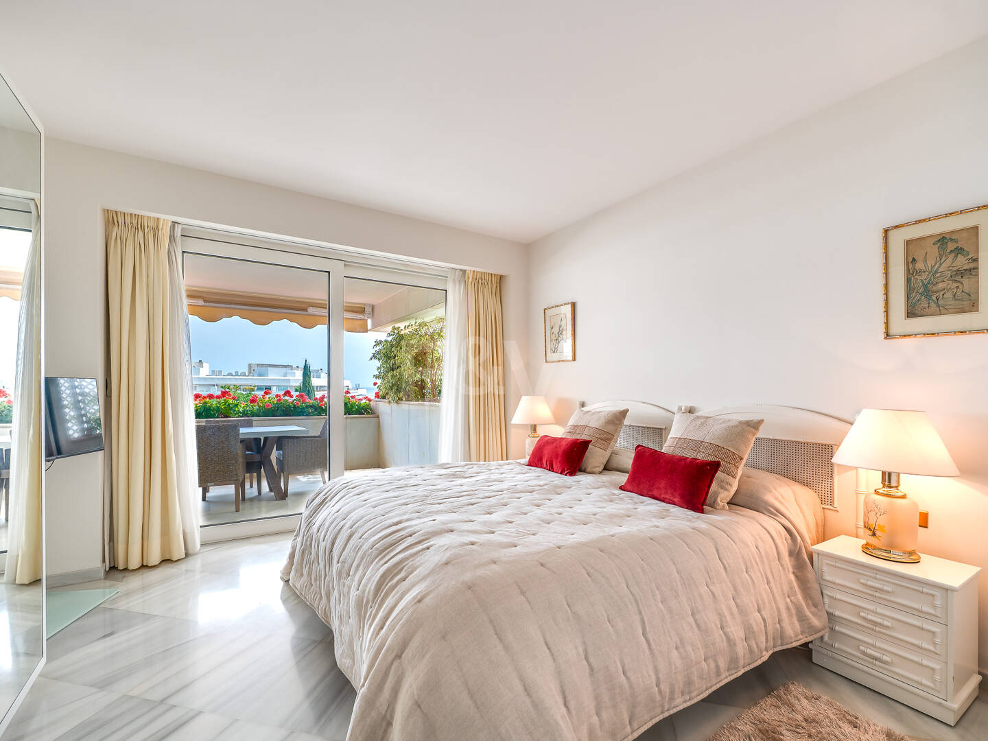 Magnificent 3-bedroom apartment with unbeatable sea views on the beachside of the Golden Mile, Marbella, available for mid-long-term rent till end June 26
