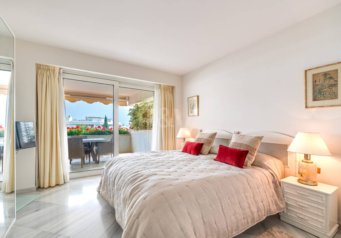 Wspaniały apartament z 3 sypialniami z niepokonanym widokiem na morze w Don Gonzalo, Marbella.