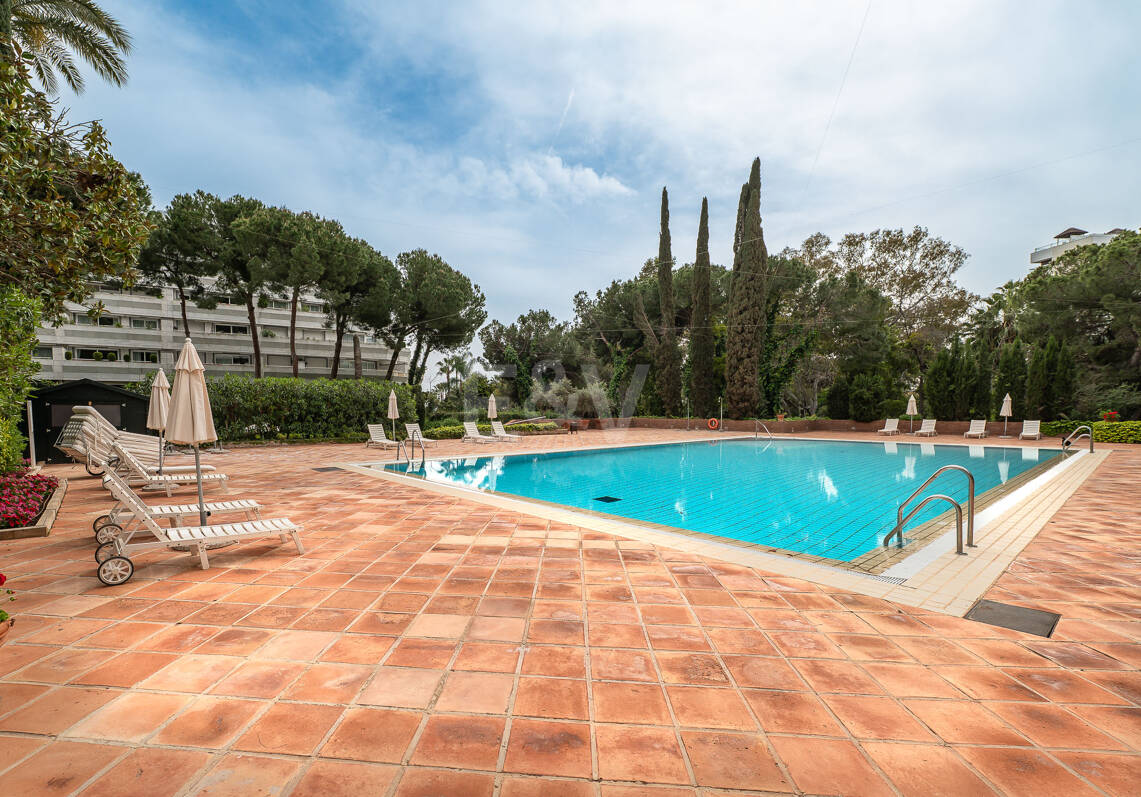 Wspaniały apartament z 3 sypialniami z niepokonanym widokiem na morze w Don Gonzalo, Marbella.