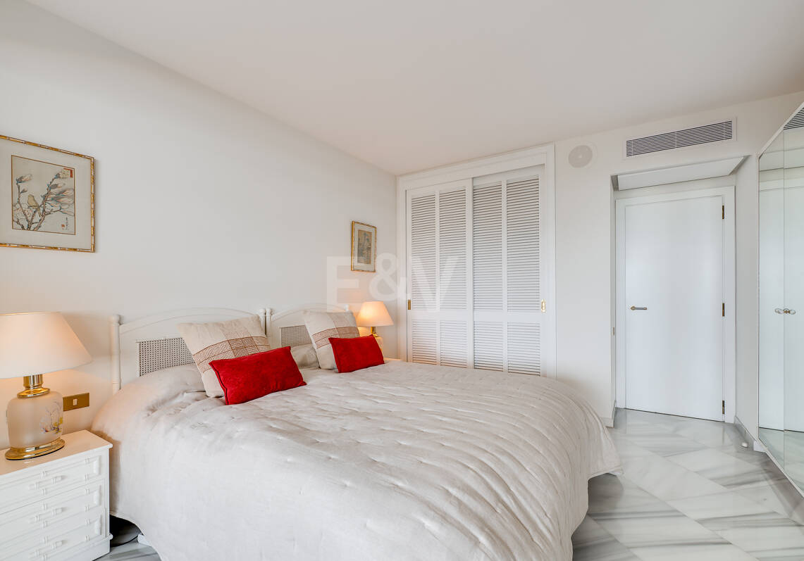 Wspaniały apartament z 3 sypialniami z niepokonanym widokiem na morze w Don Gonzalo, Marbella.