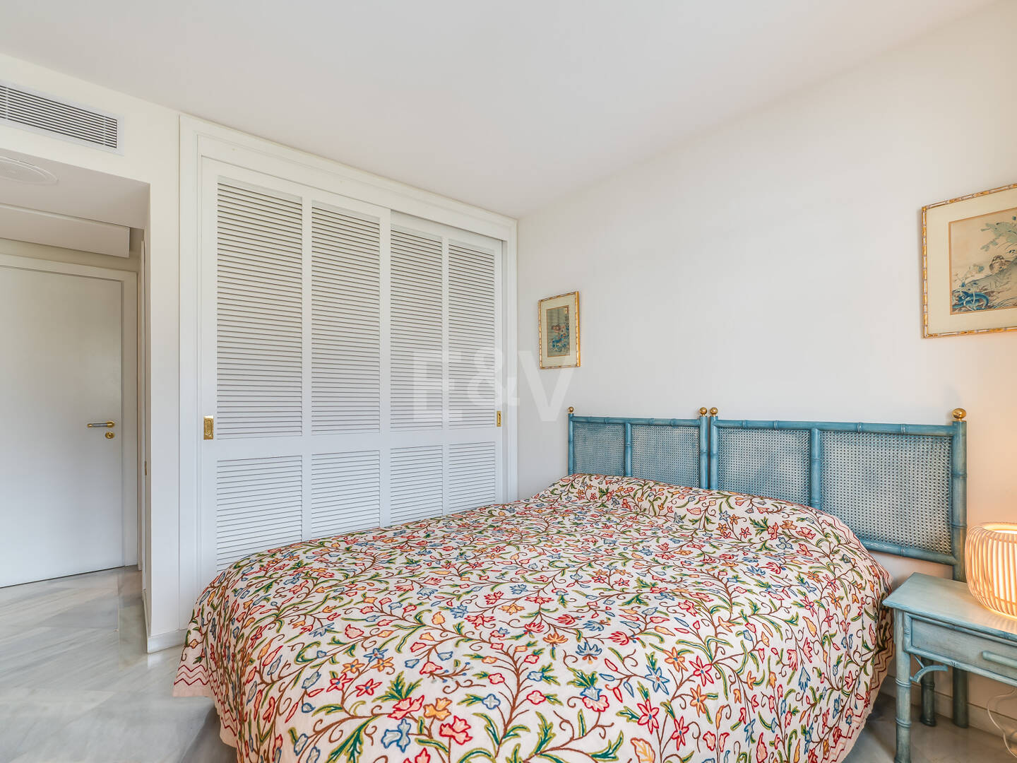 Magnificent 3-bedroom apartment with unbeatable sea views on the beachside of the Golden Mile, Marbella, available for mid-long-term rent till end June 26