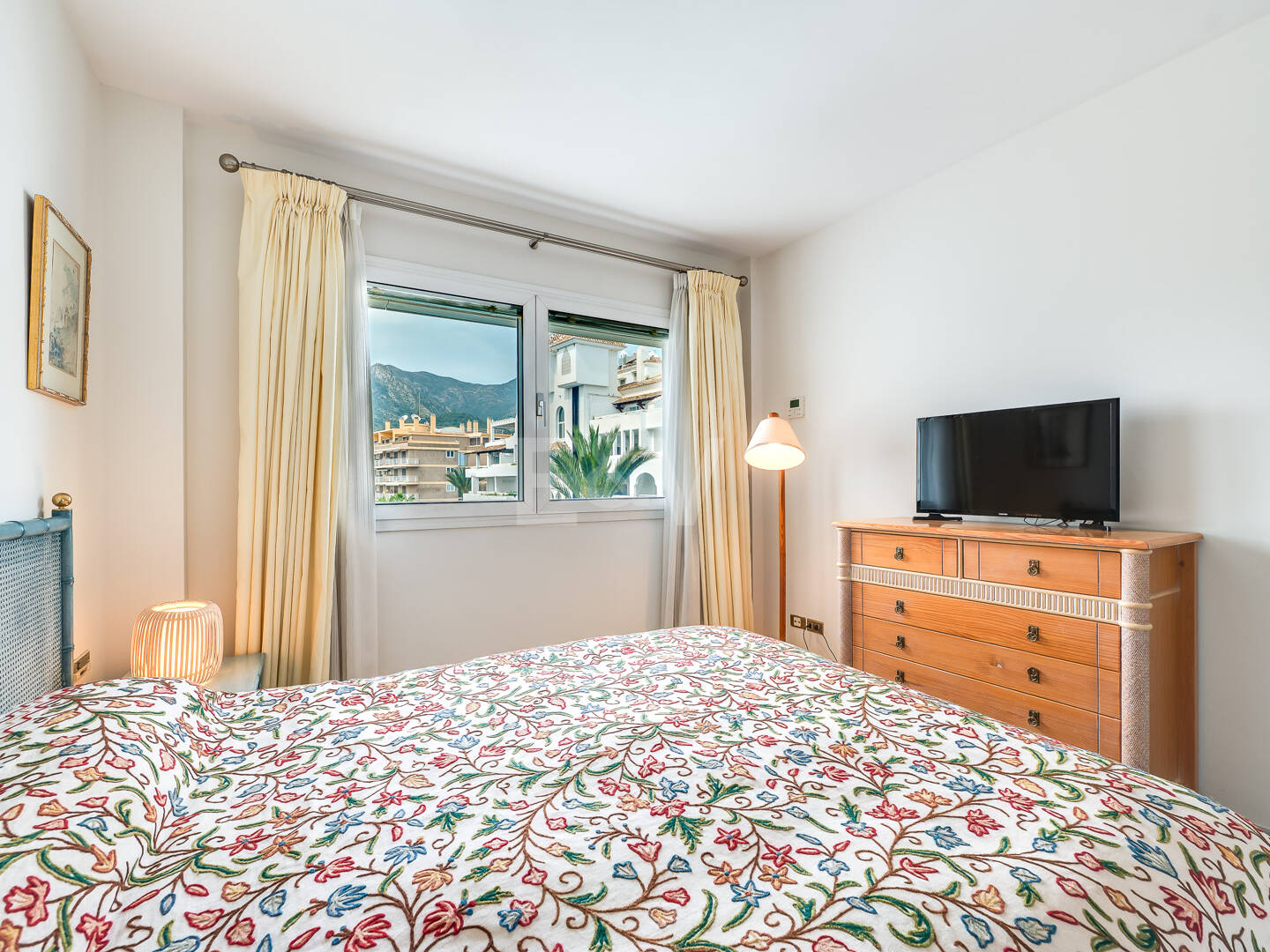 Magnificent 3-bedroom apartment with unbeatable sea views on the beachside of the Golden Mile, Marbella, available for mid-long-term rent till end June 26