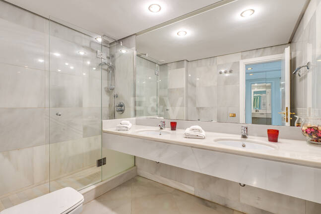 Magnifik 3 sovrum med oslagbar havsutsikt i Don Gonzalo, Marbella.