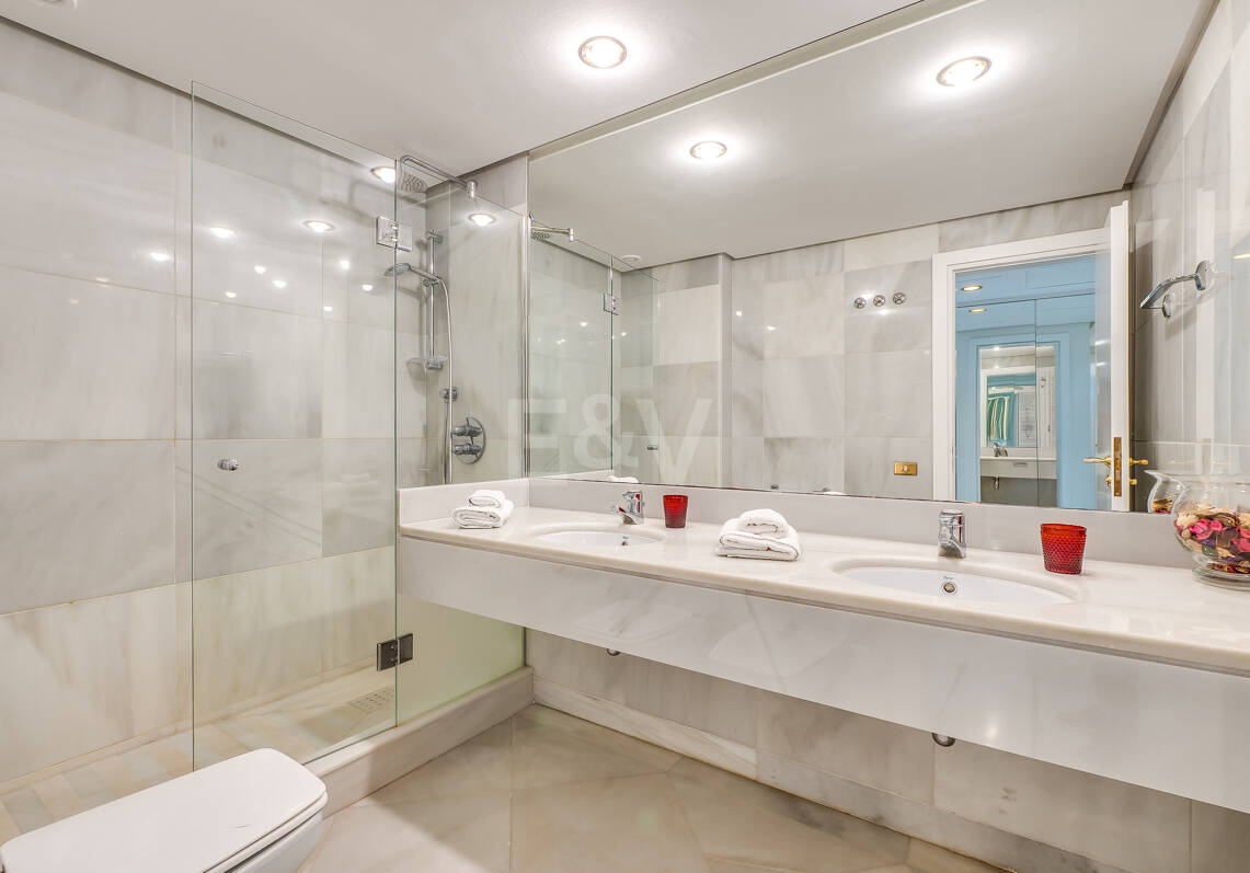Wspaniały apartament z 3 sypialniami z niepokonanym widokiem na morze w Don Gonzalo, Marbella.