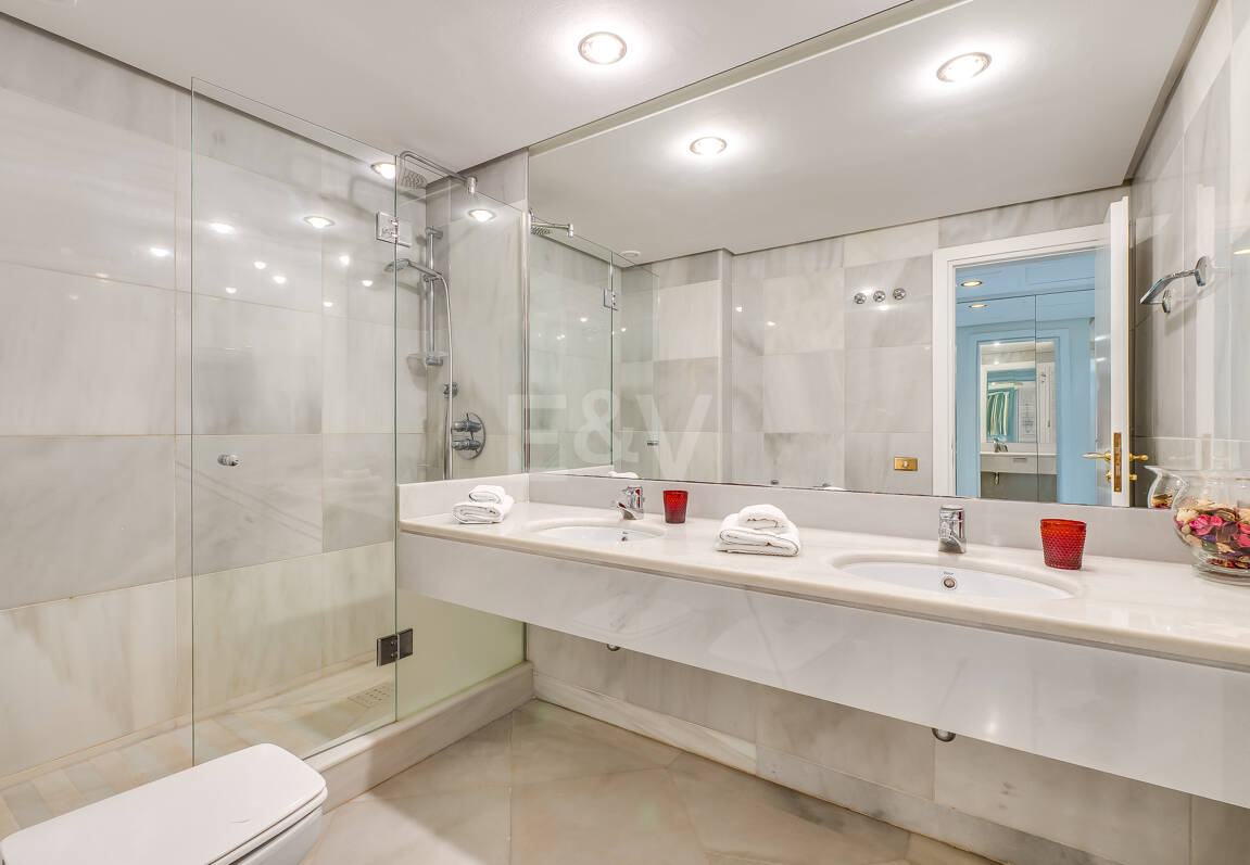 Magnifik 3 sovrum med oslagbar havsutsikt i Don Gonzalo, Marbella.