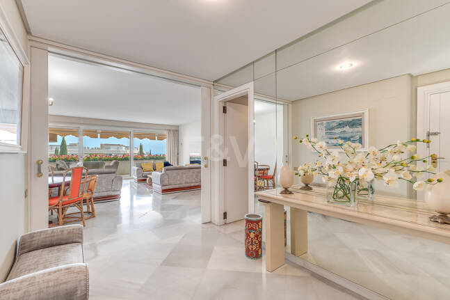 Magnifik 3 sovrum med oslagbar havsutsikt i Don Gonzalo, Marbella.