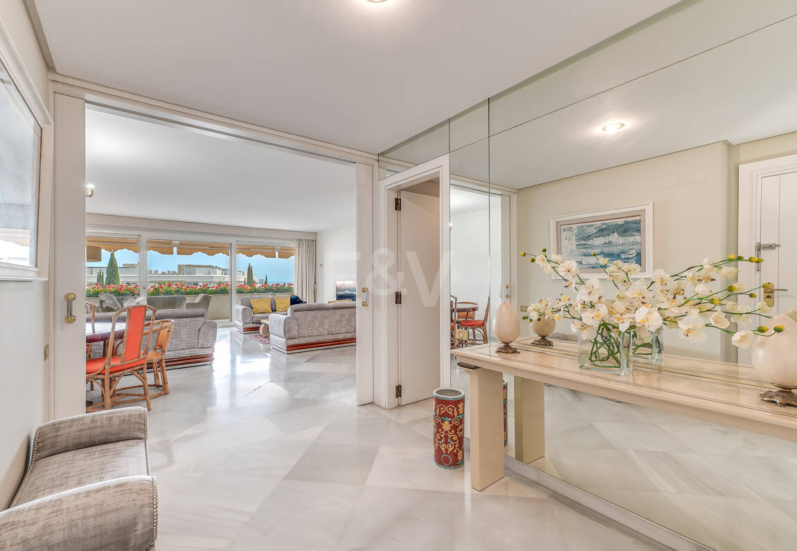 Magnifik 3 sovrum med oslagbar havsutsikt i Don Gonzalo, Marbella.