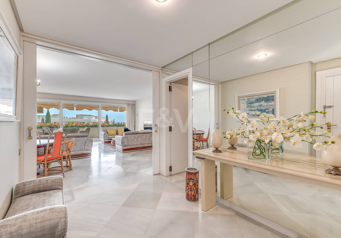 Wspaniały apartament z 3 sypialniami z niepokonanym widokiem na morze w Don Gonzalo, Marbella.