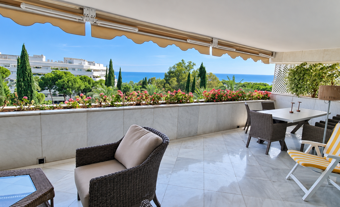 Beläget i ett privilegierat område i Marbella, kombinerar denna vackra lägenhet elegans, komfort och en oöverträffad livsstil. Beläget i ett...