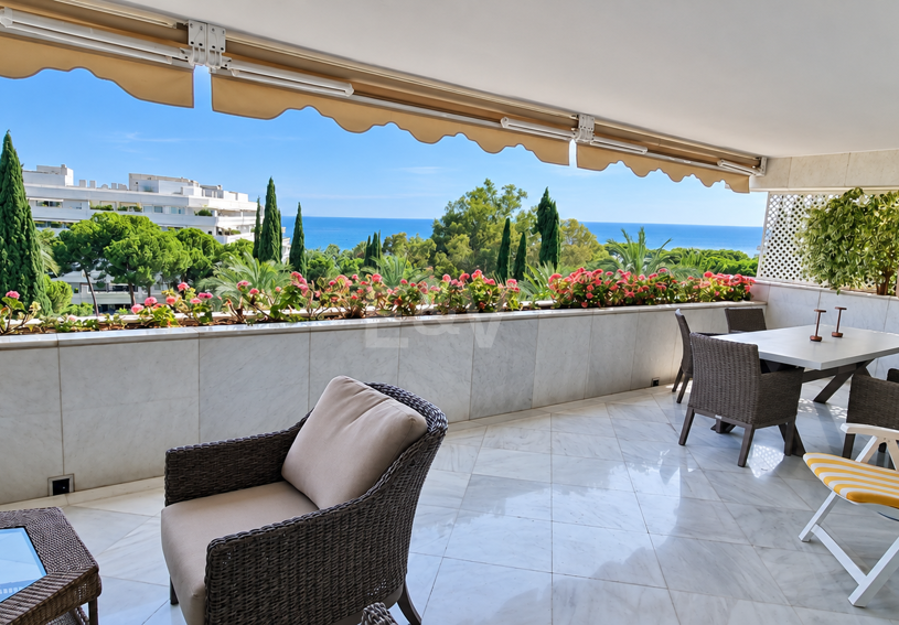 Wspaniały apartament z 3 sypialniami z niepokonanym widokiem na morze w Don Gonzalo, Marbella.