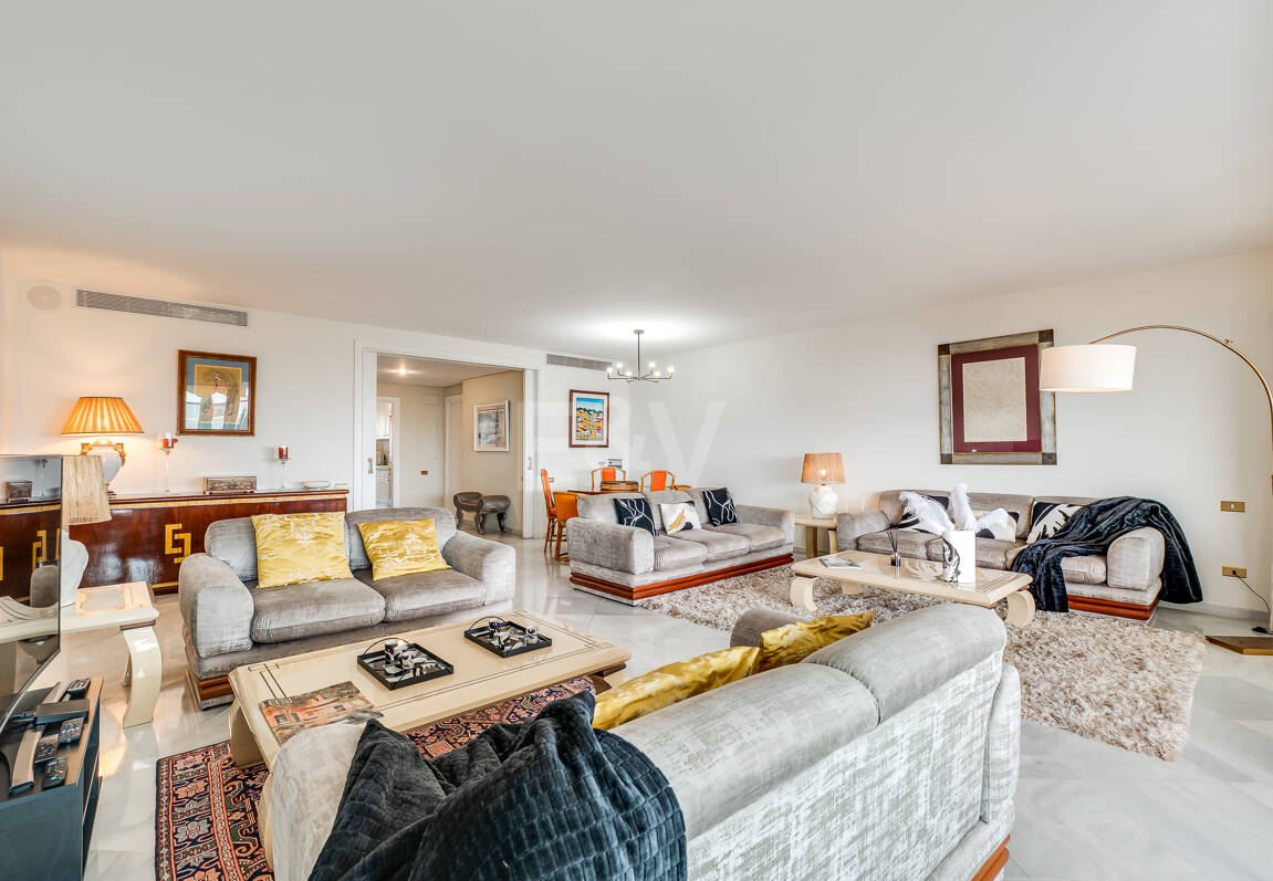 Magnifik 3 sovrum med oslagbar havsutsikt i Don Gonzalo, Marbella.