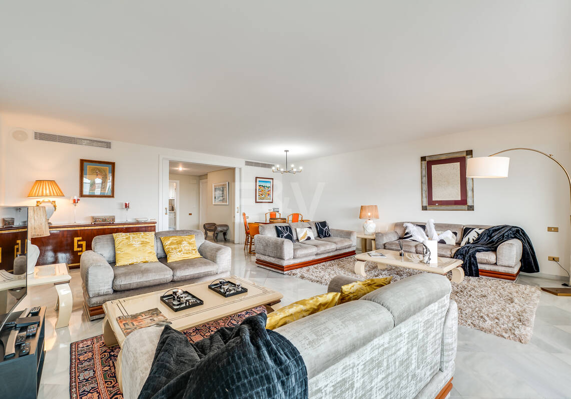 Wspaniały apartament z 3 sypialniami z niepokonanym widokiem na morze w Don Gonzalo, Marbella.