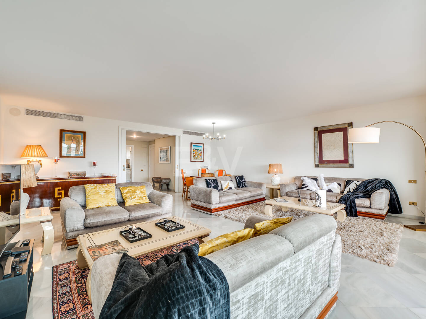 Magnificent 3-bedroom apartment with unbeatable sea views on the beachside of the Golden Mile, Marbella, available for mid-long-term rent till end June 26