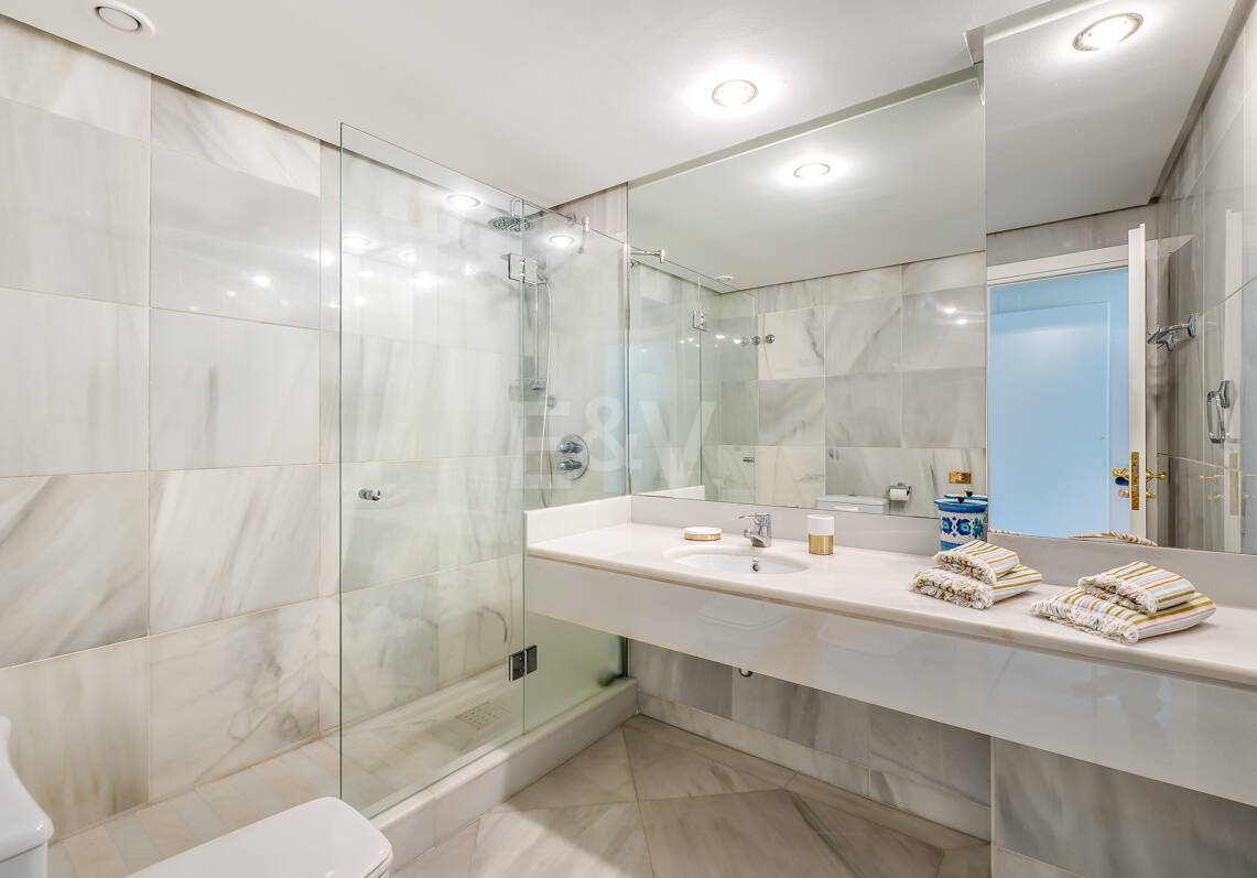 Wspaniały apartament z 3 sypialniami z niepokonanym widokiem na morze w Don Gonzalo, Marbella.