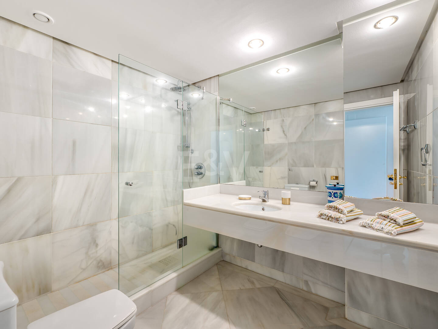 Magnificent 3-bedroom apartment with unbeatable sea views on the beachside of the Golden Mile, Marbella, available for mid-long-term rent till end June 26