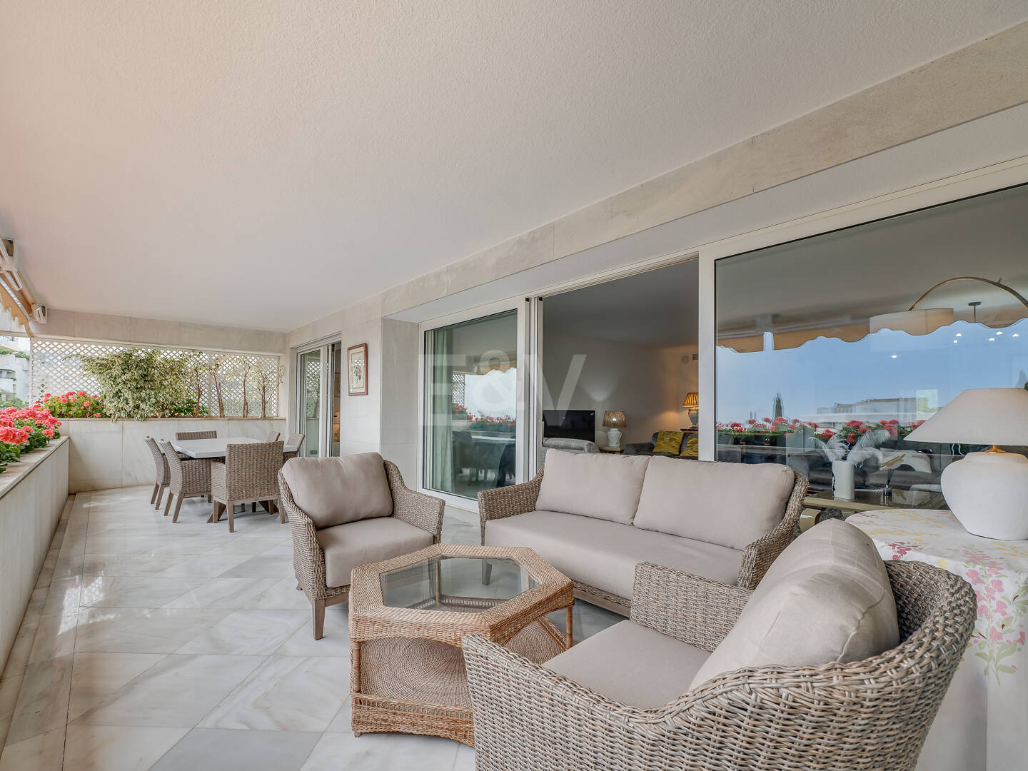 Magnificent 3-bedroom apartment with unbeatable sea views on the beachside of the Golden Mile, Marbella, available for mid-long-term rent till end June 26