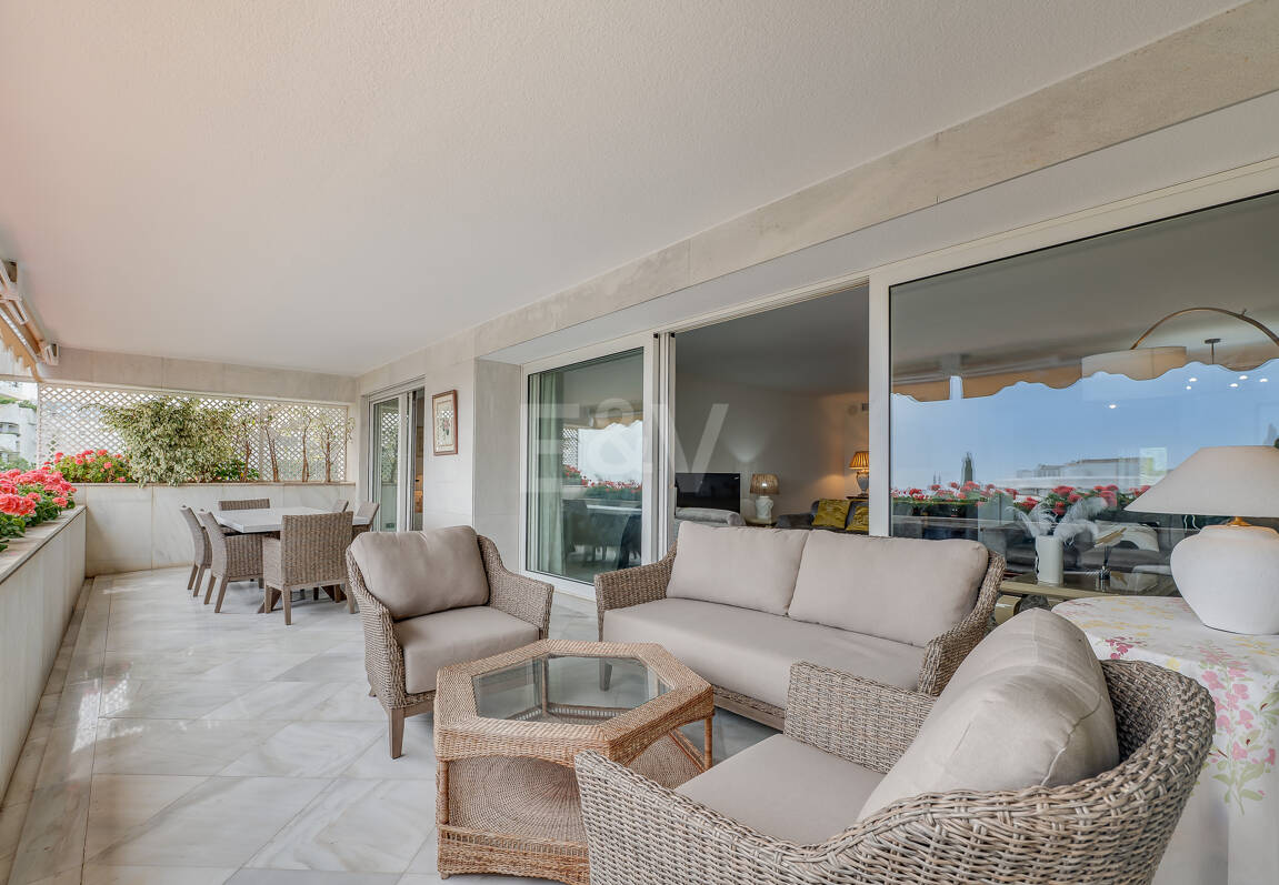 Magnifik 3 sovrum med oslagbar havsutsikt i Don Gonzalo, Marbella.