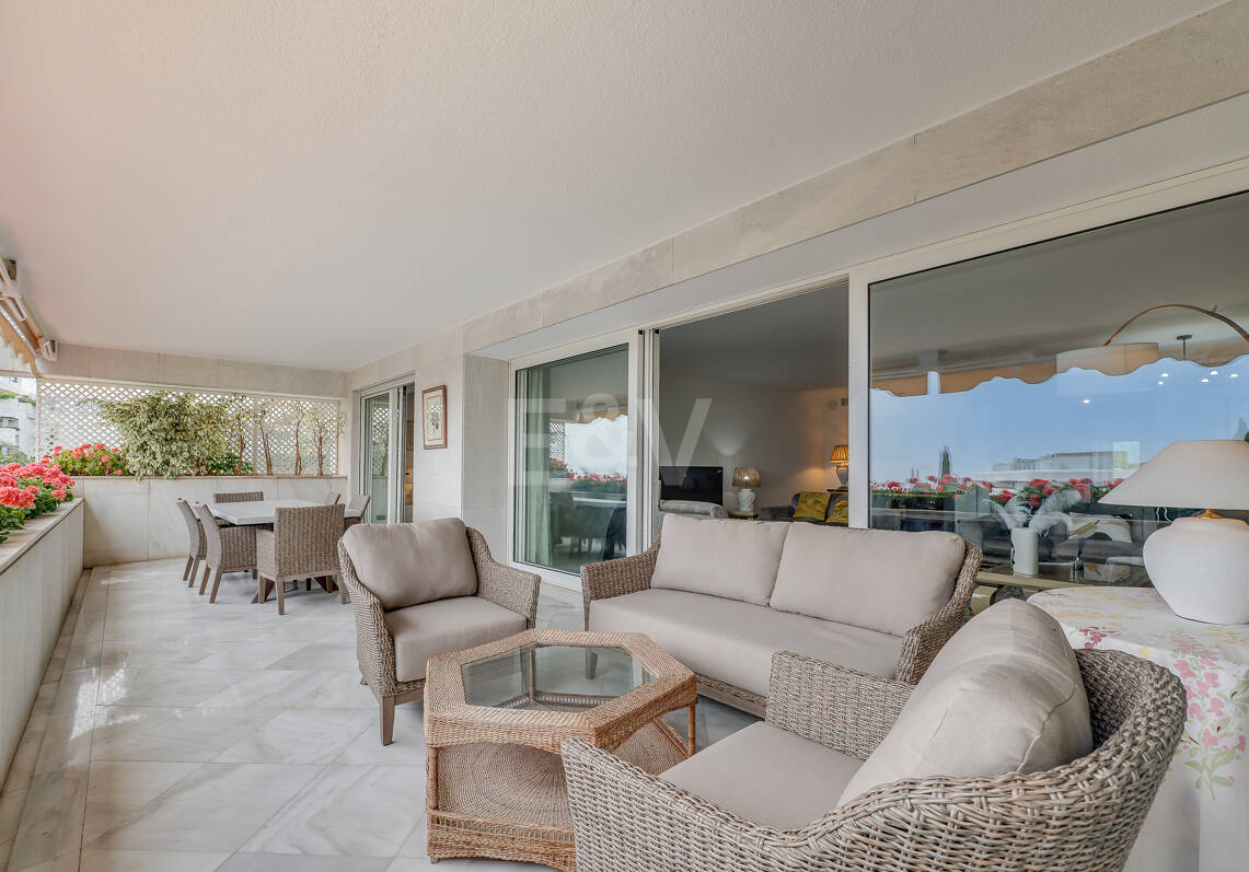 Wspaniały apartament z 3 sypialniami z niepokonanym widokiem na morze w Don Gonzalo, Marbella.