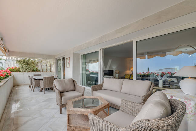 Magnifik 3 sovrum med oslagbar havsutsikt i Don Gonzalo, Marbella.