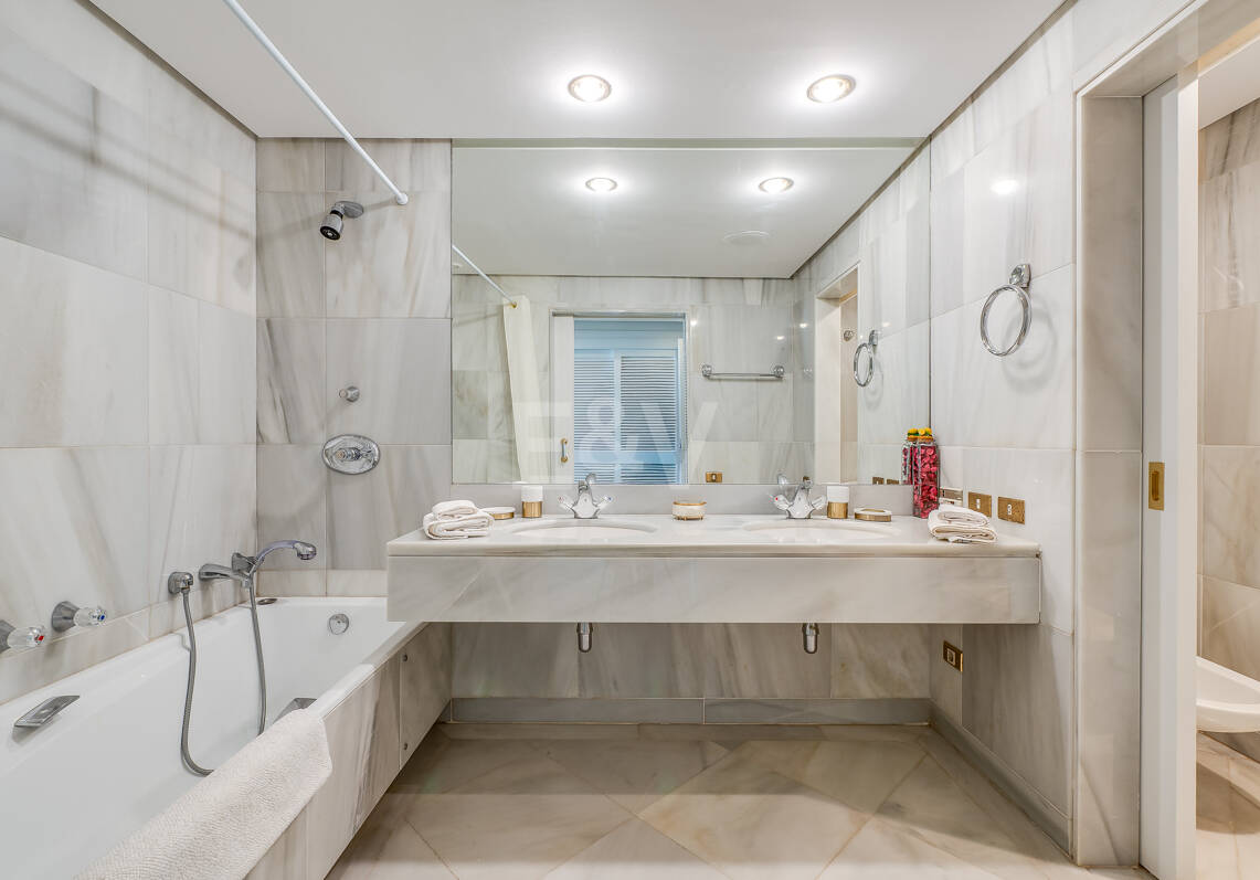 Wspaniały apartament z 3 sypialniami z niepokonanym widokiem na morze w Don Gonzalo, Marbella.