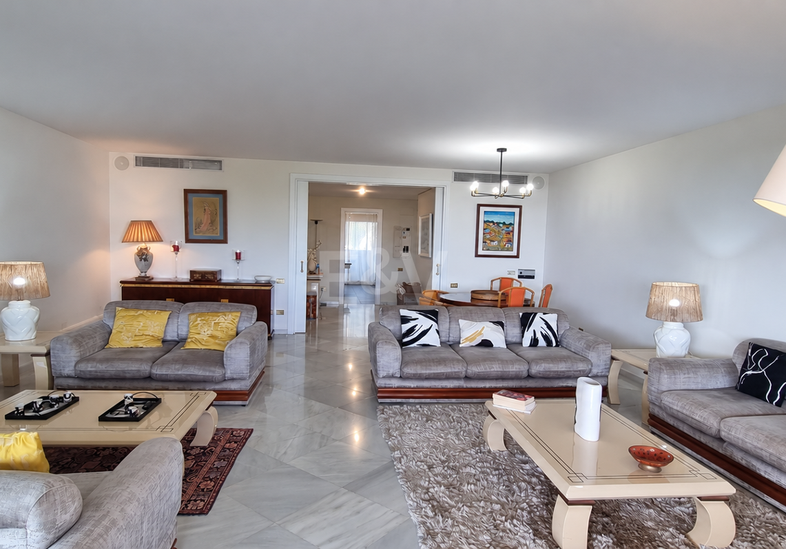 Wspaniały apartament z 3 sypialniami z niepokonanym widokiem na morze w Don Gonzalo, Marbella.
