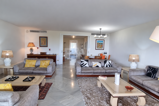 Wspaniały apartament z 3 sypialniami z niepokonanym widokiem na morze w Don Gonzalo, Marbella.