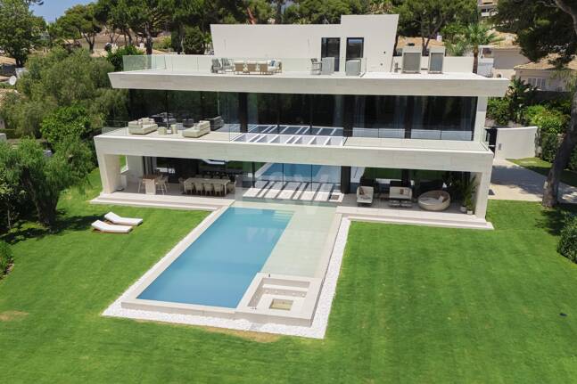 Ny, modern och lyxig Villa i Los Monteros, bara steg från stranden