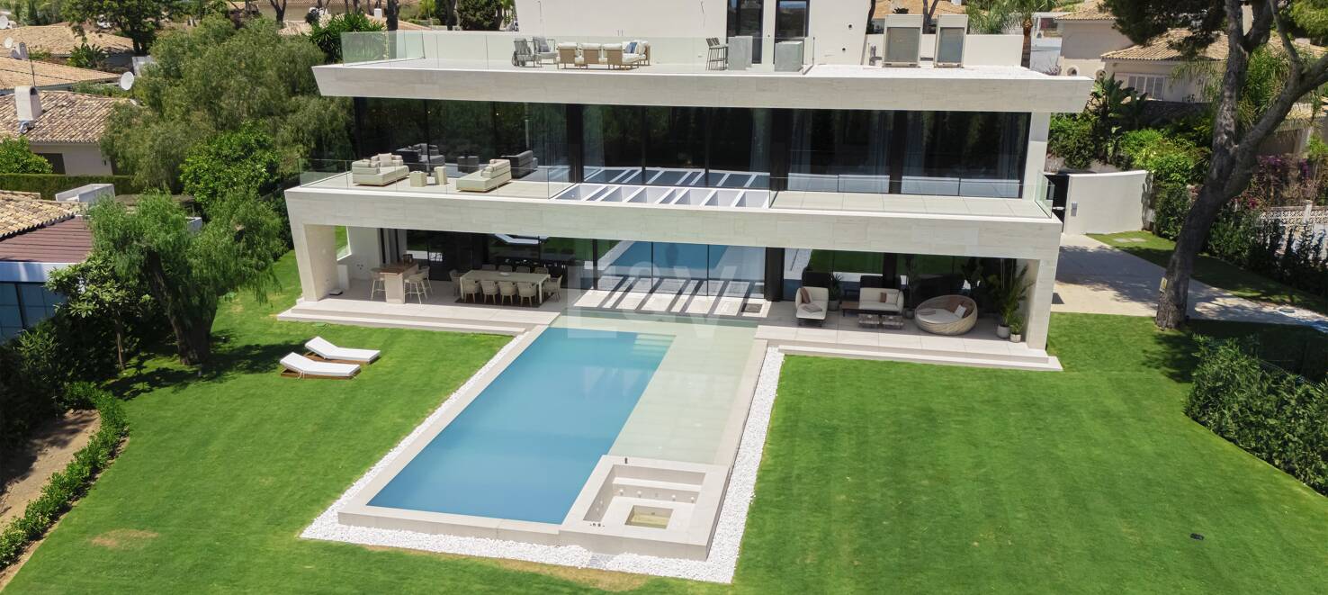 Ny, modern och lyxig Villa i Los Monteros, bara steg från stranden