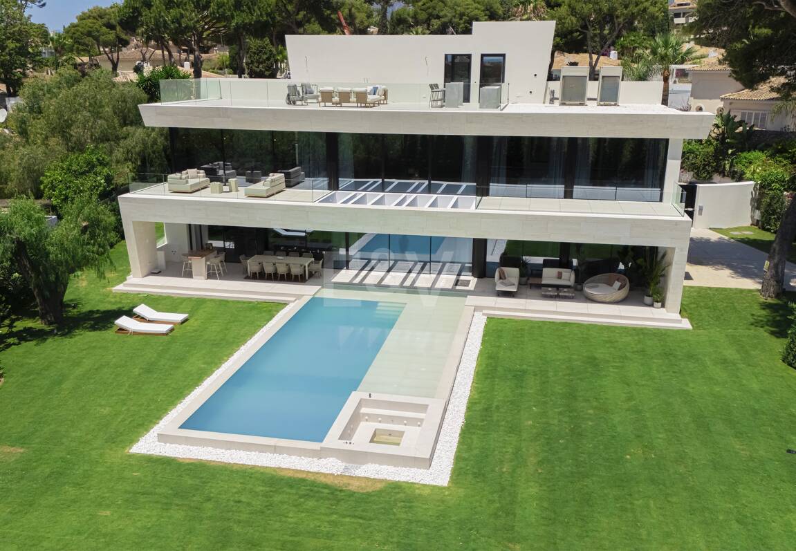 Ny, modern och lyxig Villa i Los Monteros, bara steg från stranden