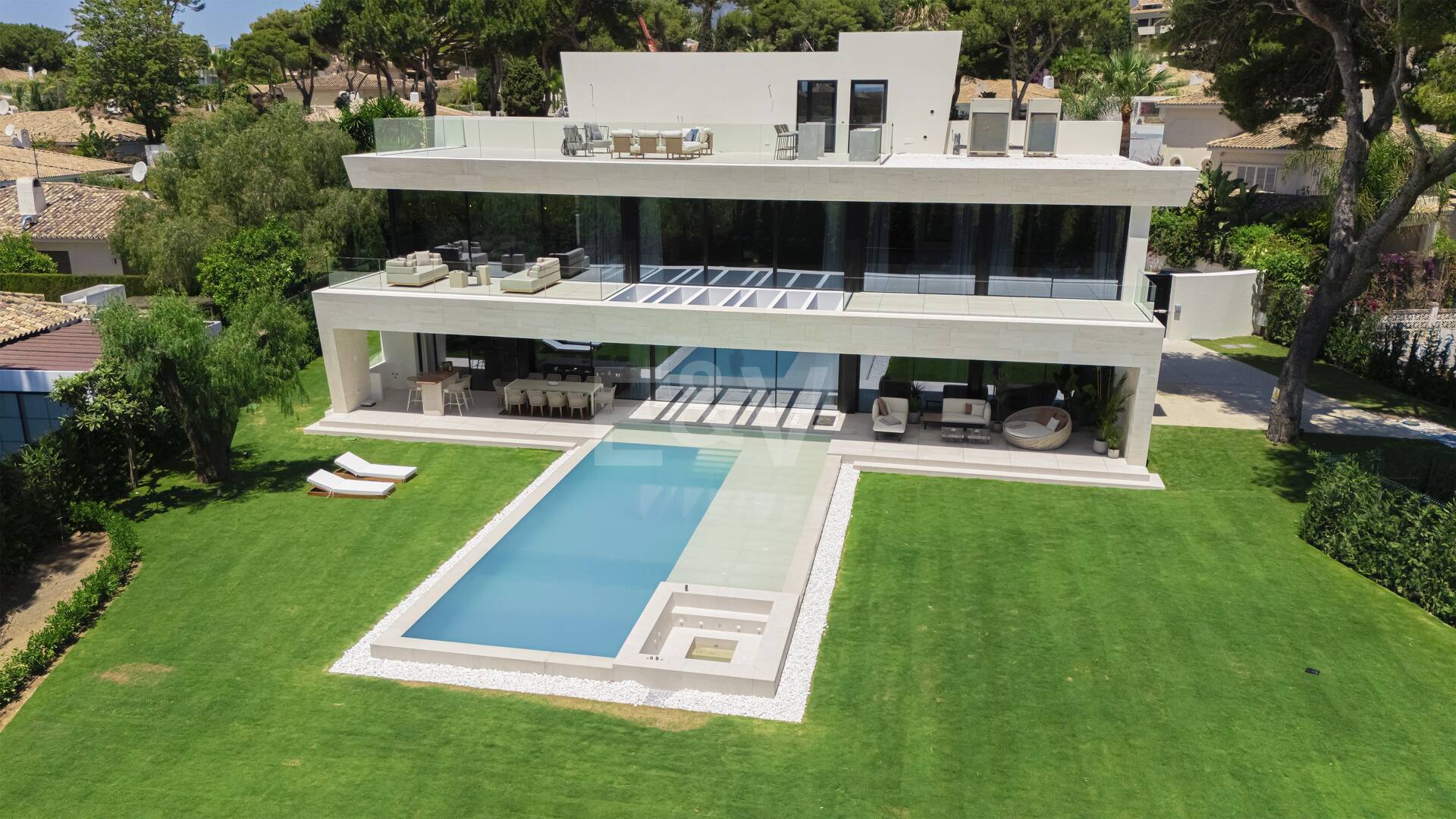 Ny, modern och lyxig Villa i Los Monteros, bara steg från stranden