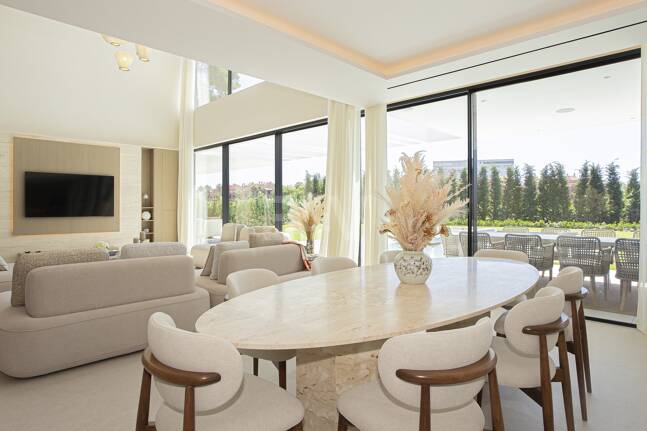 Ny, modern och lyxig Villa i Los Monteros, bara steg från stranden