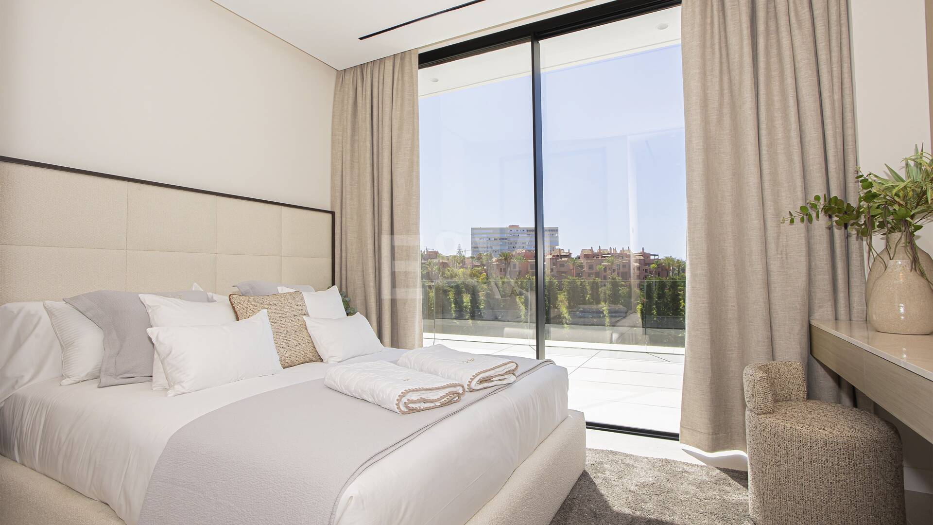 Ny, modern och lyxig Villa i Los Monteros, bara steg från stranden