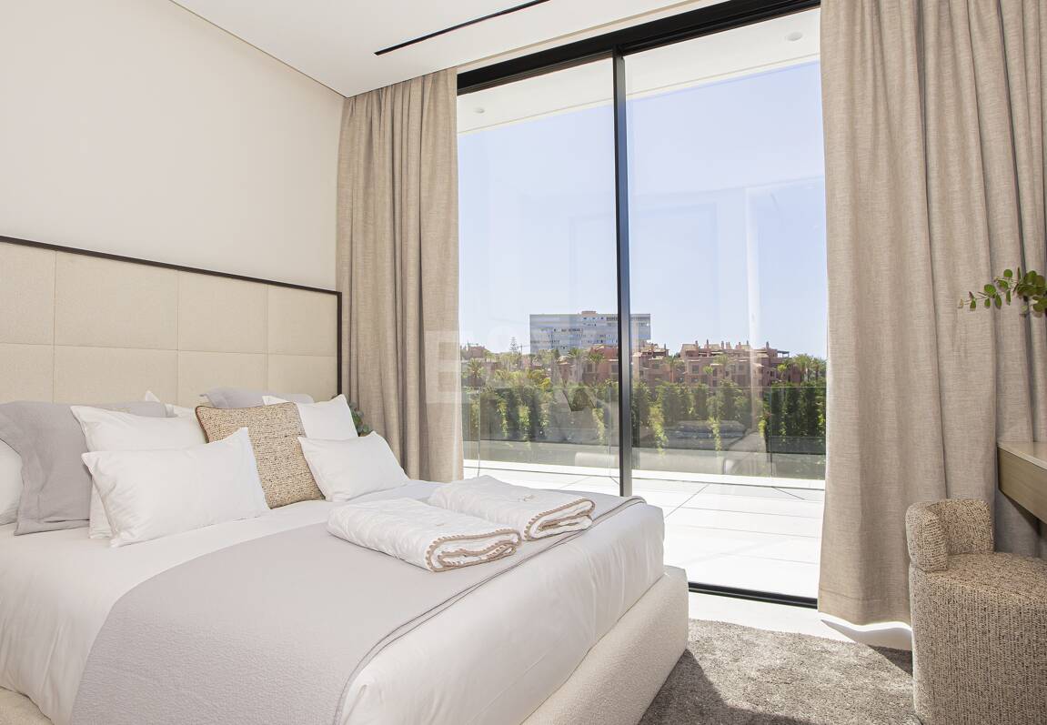 Ny, modern och lyxig Villa i Los Monteros, bara steg från stranden